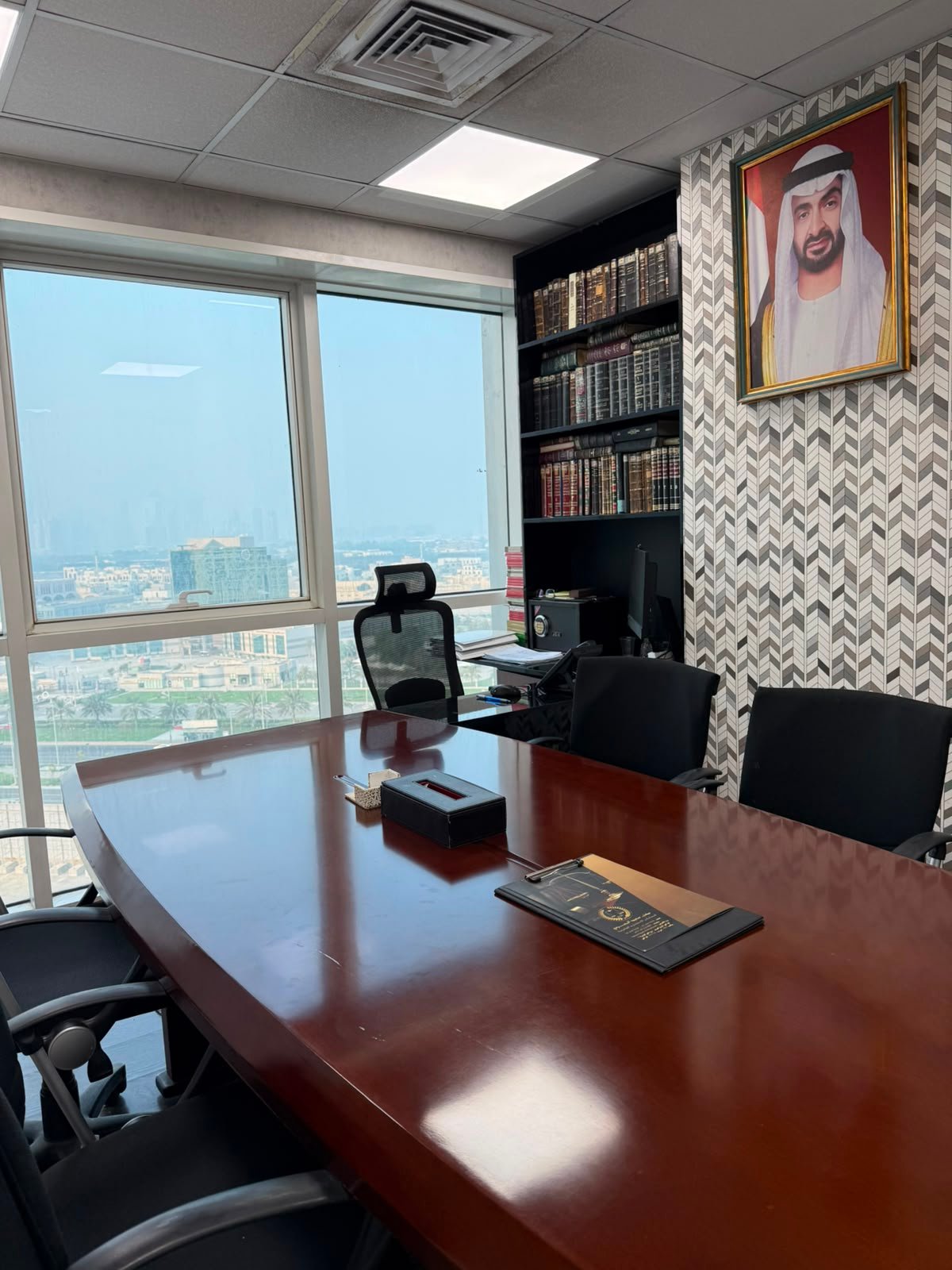 طاولة الاجتماعات والمكتبة